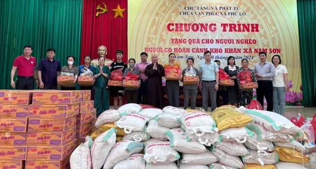 Thượng tọa Thích Chiếu Tuệ cùng Phật tử trao quà đến các gia đình khó khăn Thượng tọa Thích Chiếu Tuệ cùng Phật tử trao quà đến các gia đình khó khăn