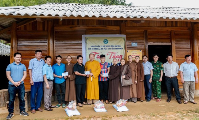 Bàn giao nhà và trao quà đến xá hộ nghèo