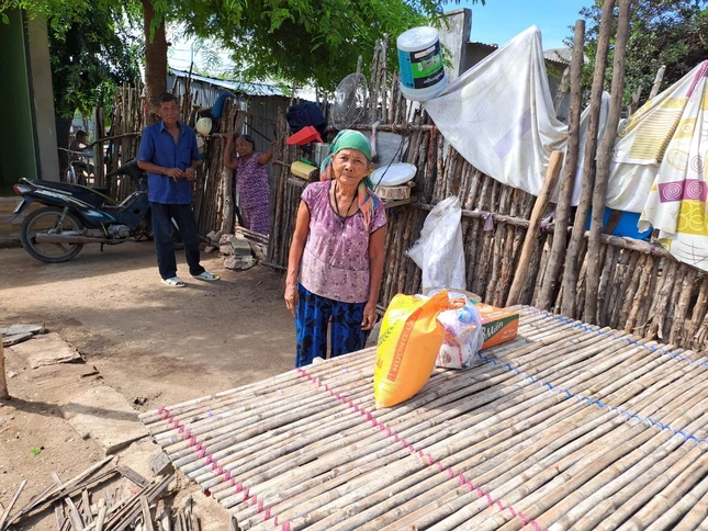 Dịp này, đoàn cũng trao quà đến các gia đình đồng bào dân tộc tại H.Bác Ái, Ninh Thuận