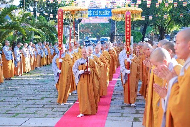 Chư Ni trường hạ Ni viện Thiện Hòa cung đón đoàn Phân ban Ni giới T.Ư