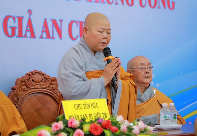 Ni trưởng Thích nữ Tịnh Nghiêm sách tấn chư hành giả Ni tỉnh Bà Rịa - Vũng Tàu