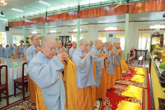 Đoàn chư Ni Phân ban Ni giới T.Ư thắp hương Tam bảo tại Trường Trung cấp Phật học Đồng Nai - cơ sở Ni