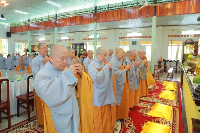 Đoàn chư Ni Phân ban Ni giới T.Ư thắp hương Tam bảo tại Trường Trung cấp Phật học Đồng Nai - cơ sở Ni