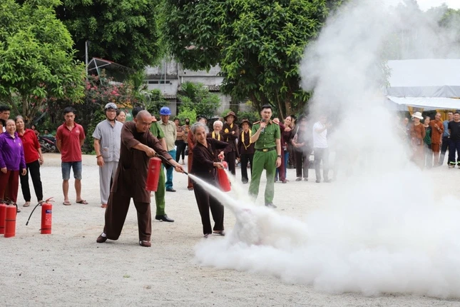 Tập huấn chữa cháy Tập huấn chữa cháy