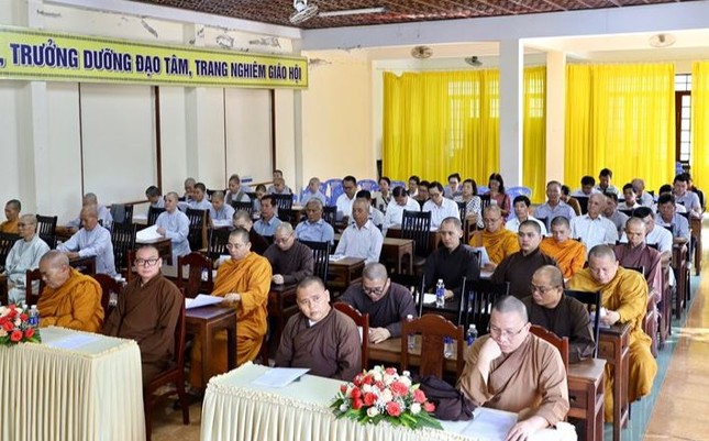 Chư tôn đức tham dự hội nghị sơ kết