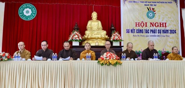 Chư tôn Thường trực Ban Trị sự TP.Buôn Ma Thuột chủ tọa hội nghị