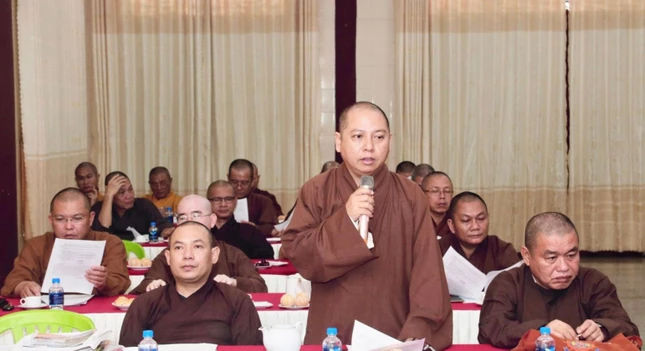 Đại đức Thích Quảng Pháp báo cáo tại hội nghị