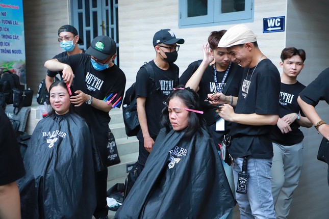 Cắt tóc miễn phí cho nữ công nhân