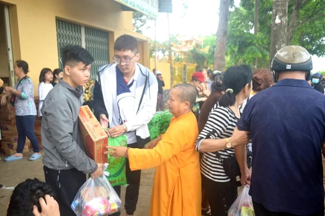 Trao quà đến người mù khó khăn tại TP.Buôn Ma Thuột Trao quà đến người mù khó khăn tại TP.Buôn Ma Thuột