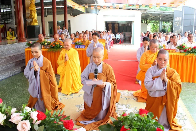 Sư cô Thích nữ Huệ Hiền, tân trụ trì chùa Kiều Đàm phát nguyện