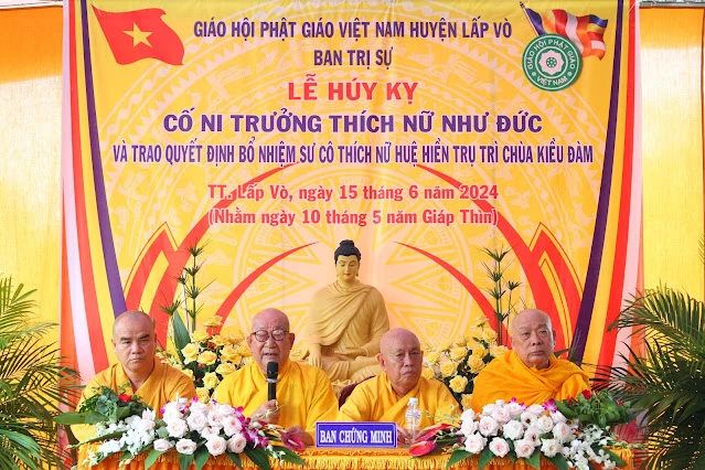 Trưởng lão Hòa thượng Thích Nhật Quang sách tấn đến Sư cô tân trụ trì
