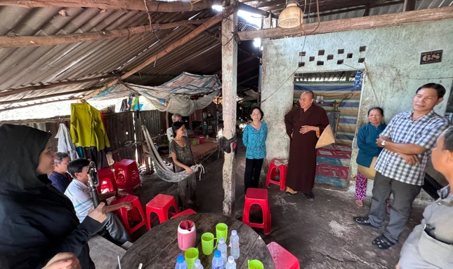 Hội Từ thiện chùa Tường Nguyên khảo sát căn nhà sẽ được xây mới cho gia đình