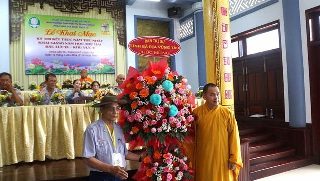 Thượng tọa Thích Thiện Thông tặng lẵng hoa chúc mừng của Ban Trị sự tỉnh BR-VT