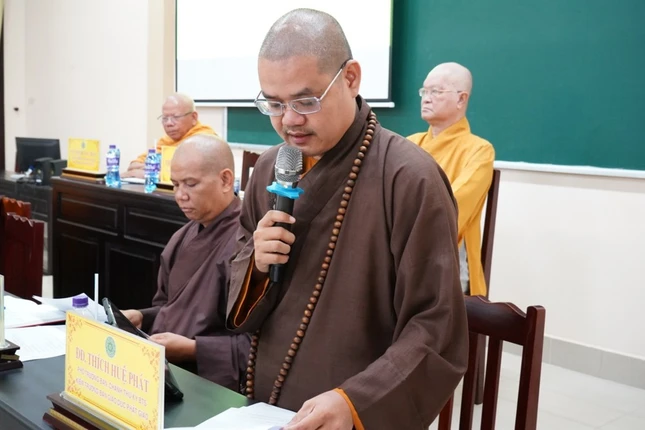 Đại đức Thích Huệ Phát báo cáo hoạt động Phật sự