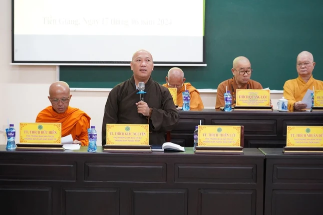 Thượng tọa Thích Giác Nguyên báo cáo bổ sung các hoạt động Phật sự