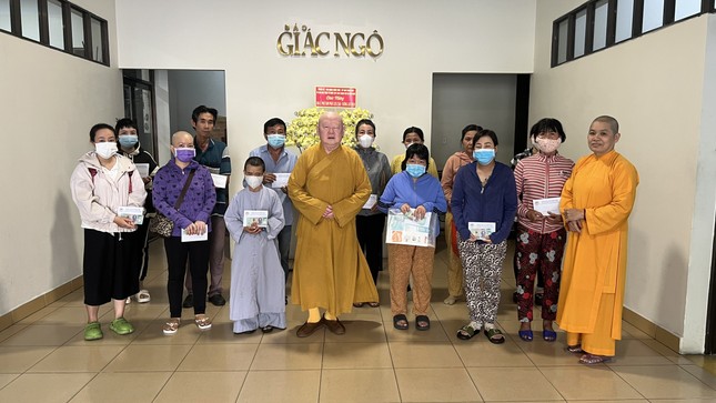 Đại diện Ban Từ thiện xã hội Báo Giác Ngộ trao tiền của bạn đọc ủng hộ bệnh nhân đăng trên mục Mở rộng lòng từ - Ảnh: BTTXH BGN