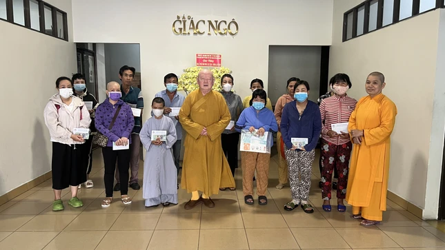 Đại diện Ban Từ thiện xã hội Báo Giác Ngộ trao tiền của bạn đọc ủng hộ bệnh nhân đăng trên mục Mở rộng lòng từ - Ảnh: BTTXH BGN