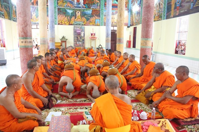 Các vị giới tử Sa-di đảnh lễ chư vị giới sư