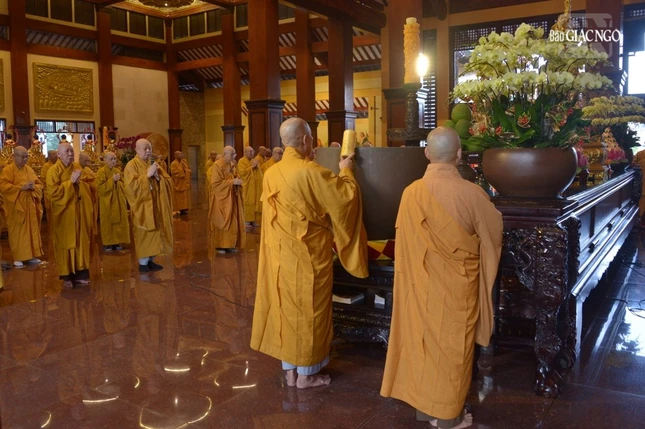 Chư tôn giáo phẩm thành kính đảnh lễ; thực hiện nghi thức Bố-tát, nghi thức đặc thù của Tăng đoàn