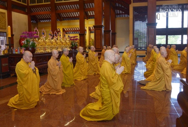 Chư Tăng trang nghiêm tại chánh điện Việt Nam Quốc Tự