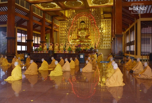 Mỗi kỳ Bố-tát, thính giới nhắc nhở Tăng đoàn sống tỉnh thức, kết nối đạo mạch trong thanh tịnh