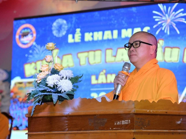 Đại đức Thích Hải Trung, trụ trì chùa Liên Trì, Trưởng ban Tổ chức khóa tu phát biểu khai mạc