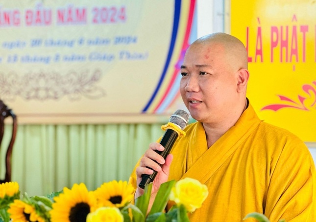 Đại đức Thích Minh Trí báo cáo kết quả khóa huân tu dành cho Tăng Ni trụ trì trong toàn tỉnh