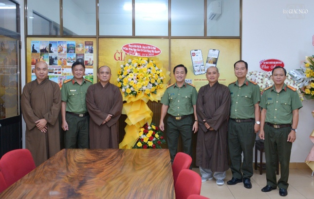 Lãnh đạo Phòng An ninh nội địa - Công an TP.HCM tặng hoa chúc mừng