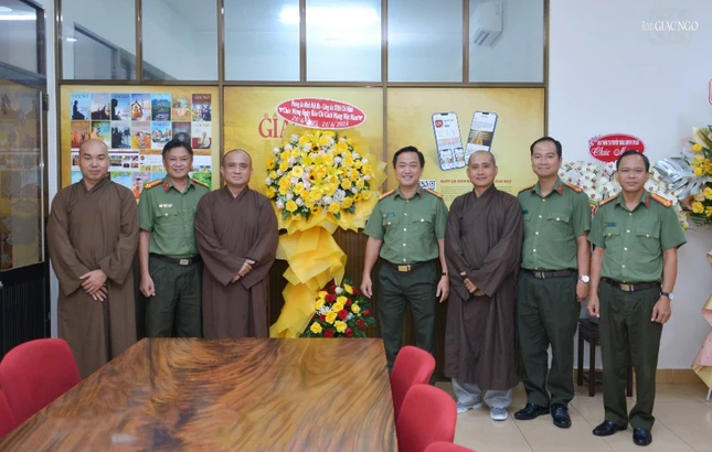 Lãnh đạo Phòng An ninh nội địa - Công an TP.HCM tặng hoa chúc mừng