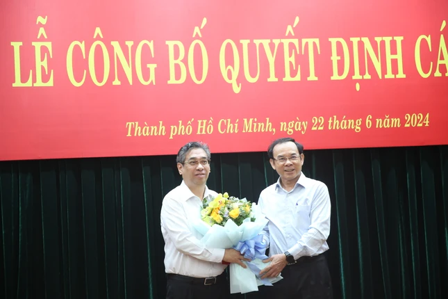 Bí thư Thành ủy TP.HCM Nguyễn Văn Nên chúc mừng Phó Bí thư Thành ủy TP.HCM Nguyễn Phước Lộc giữ chức Bí thư Đảng đoàn MTTQVN TP.HCM nhiệm kỳ 2019-2024 - Ảnh: Long Hồ