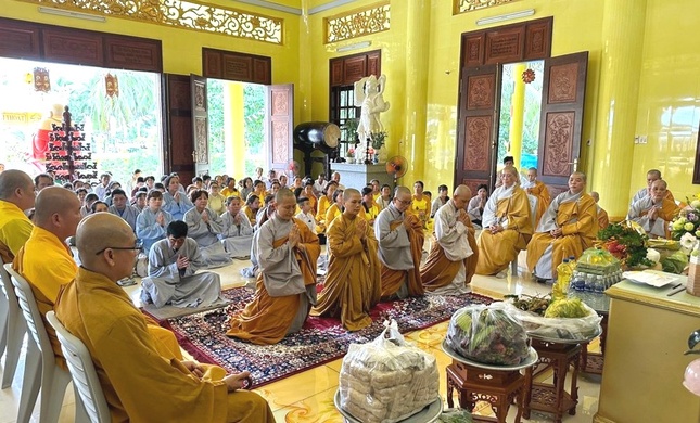 Đại diện trường hạ tri ân