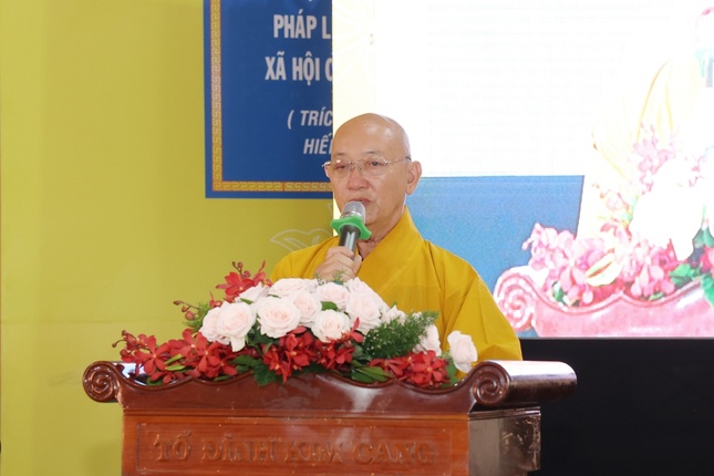Thượng tọa Thích Quảng Tâm thay mặt Ban Tổ chức phát biểu cảm tạ