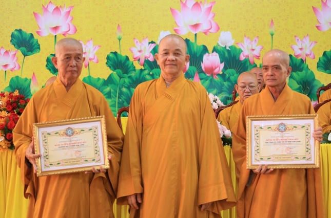 Hòa thượng Trưởng ban Trị sự tỉnh tặng Bằng công đức đến chư Tăng - Phật tử tổ đình Kim Cang và trường hạ tổ đình Kim Cang