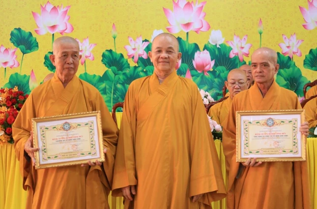 Hòa thượng Trưởng ban Trị sự tỉnh tặng Bằng công đức đến chư Tăng - Phật tử tổ đình Kim Cang và trường hạ tổ đình Kim Cang