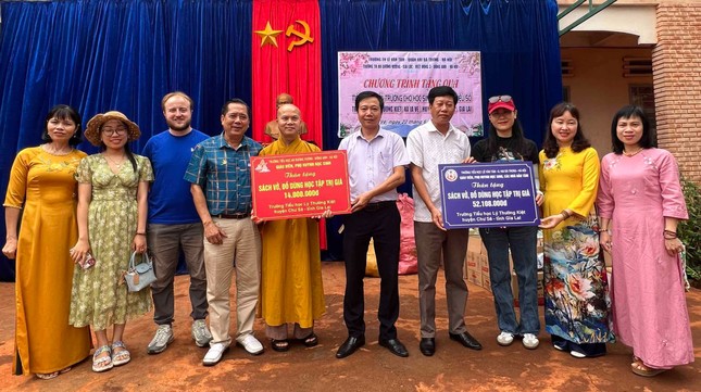 Đoàn tặng quà, đồ dùng học tập cho học sinh Trường Trung học Lý Thường Kiệt, xã Iavê