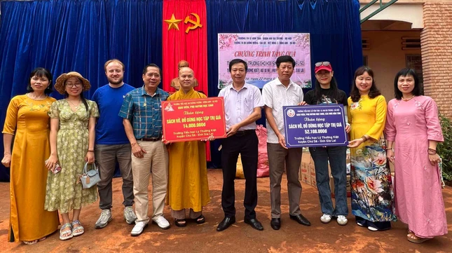 Đoàn tặng quà, đồ dùng học tập cho học sinh Trường Trung học Lý Thường Kiệt, xã Iavê