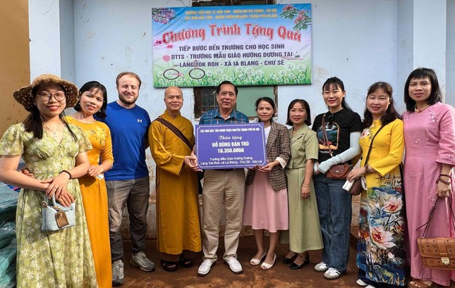 Trao đồ dùng cho học sinh bán trú Mầm non Mẫu giáo Hướng Dương