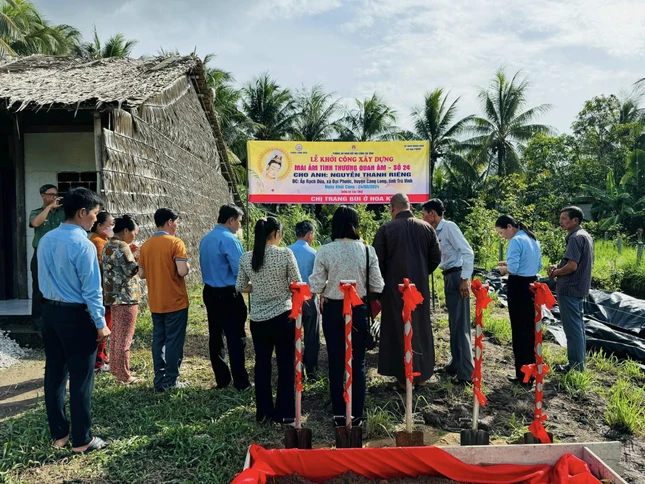 Lễ cầu nguyện cho căn nhà sớm hoàn thành - Ảnh: L.B