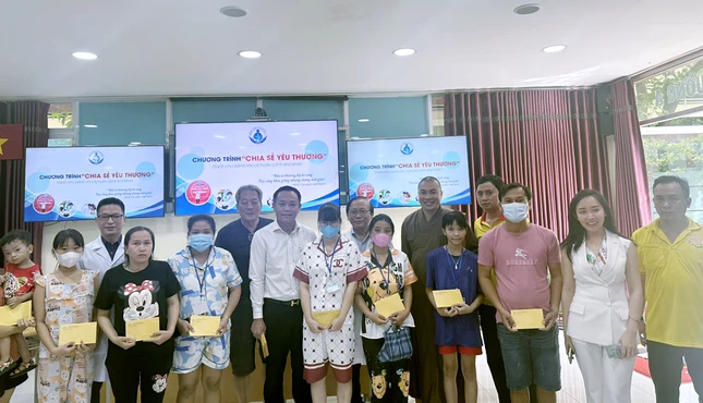 Trao quà cho các cháu và gia đình tại Bệnh viện Nhi Đồng 1 - Ảnh: TN