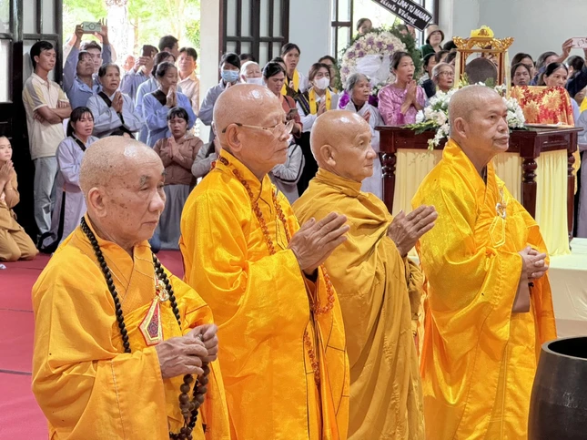 Chư tôn đức cử hành nghi thức niêm hương bạch Phật