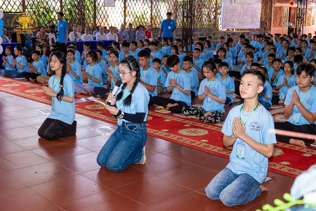 Đại diện cho các khóa sinh tham dự khóa tu, em Gia Hân đọc lời phát nguyện trước Tam bảo, chư tôn đức