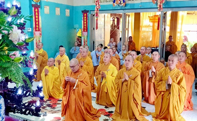 Môn đồ pháp quyến thành kính tưởng niệm Hòa thượng tại chùa Hải Tịnh (P.Hàm Tiến)