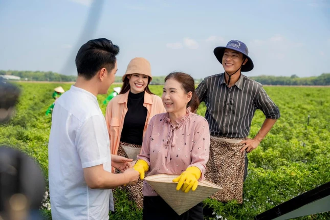 NSND Kim Xuân vai người mẹ và ca sĩ Nguyễn Phi Hùng vai người con trai