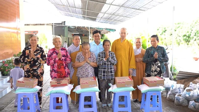 Trao quà đến bà con khó khăn tại địa phương