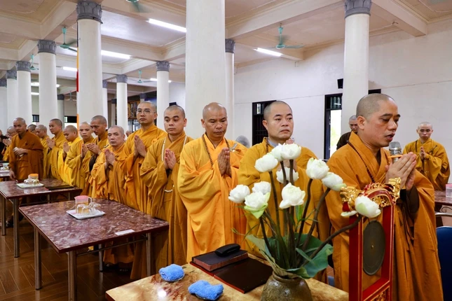 Đại diện hành giả tác bạch cung thỉnh Hòa thượng Đường chủ ban bố cho đại chúng thời pháp đầu tiên Đại diện hành giả tác bạch cung thỉnh Hòa thượng Đường chủ ban bố cho đại chúng thời pháp đầu tiên