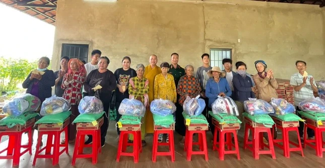 Trao quà đến đồng bào dân tộc khó khăn