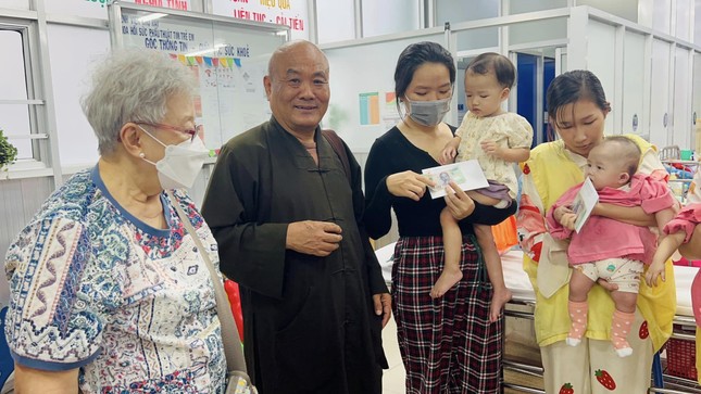 Thăm bệnh nhi tại viện Tim - TP.HCM