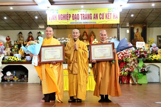 Hòa thượng Thích Thanh Điện trao giáo chỉ tấn phong cho 2 vị Thượng tọa