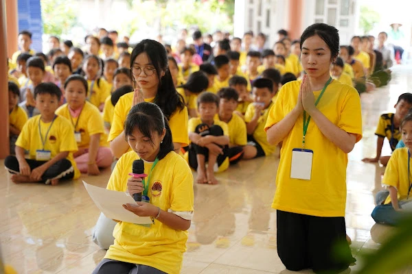 Tu sinh Mỹ Hương đại diện cho hơn 150 tu sinh đã đối trước chư tôn đức dâng lên lời phát nguyện