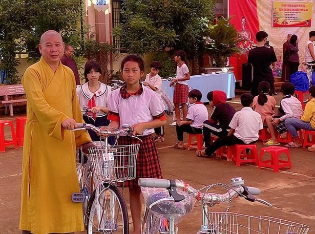 Trao xe đạp cho học sinh